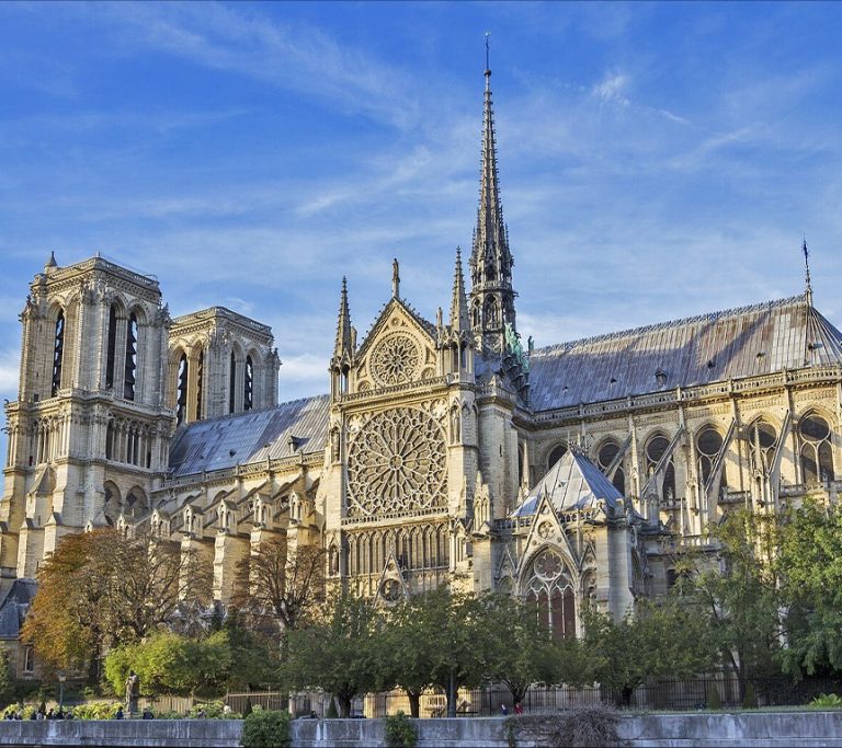 Private Notre-Dame crypt walking tour — exclusive access